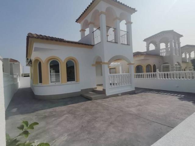 Descubra esta villa independiente situada en la exclusiva y. 75m² Algorfa