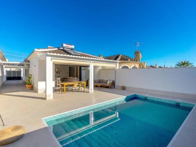 Descubra esta villa independiente recientemente renovada sit. 104m² Torrevieja