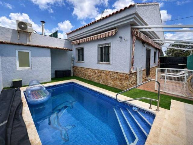 Descubra esta villa unifamiliar con una piscina privada situ. 54m² Los Urrutias
