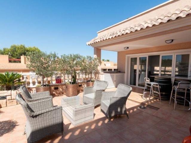 Descubra este moderno apartamento en Los Dolses, una de las. 110m² Orihuela Costa