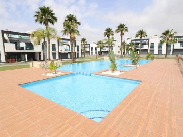 Descubra este moderno bungalow en planta alta situado en una. 77m² Guardamar del Segura