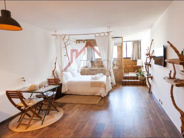 ApartamentoT1, situado no 8.º piso do prestigiado Edifício Portugal, em Vilamoura, uma das localizações mais valorizadas e procuradas do Algarve