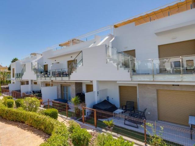Descubra este bungalow en planta alta situado en una de las. 68m² Pilar de la Horadada