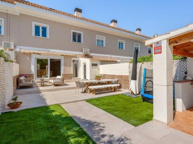 Descubra este bonito adosado completamente renovado situado. 184m² Alicante