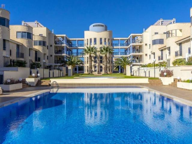 Descubra este dúplex adosado en Cabo Roig situado en una ubi. 139m² Orihuela Costa