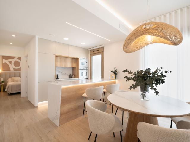 Descubra este elegante adosado de diseño moderno con piscina privada, solárium y acabados de alta calidad, perfectamente ubicado junto a La Serena Golf y a pocos minutos del Mar Menor
