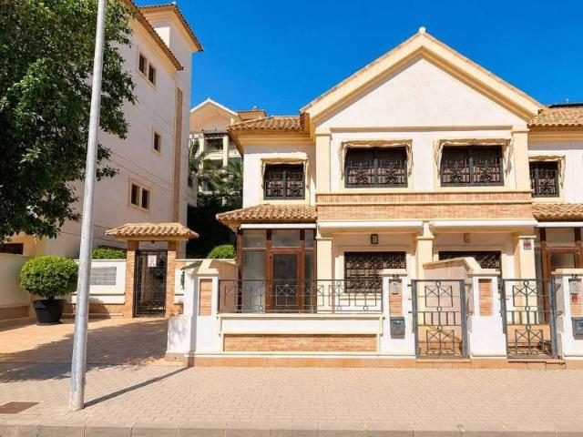 Descubra este encantador adosado de estilo mediterráneo ubic. 174m² Guardamar del Segura