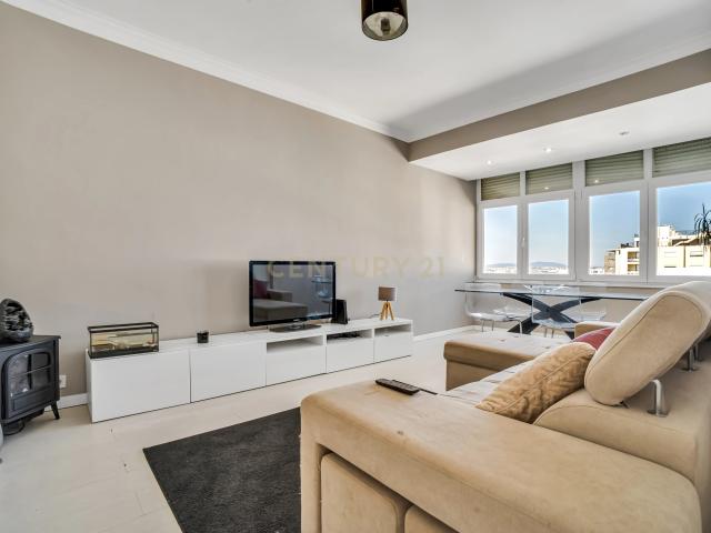 Descubra este fantástico apartamento T3 no coração da Costa da Caparica, com vista deslumbrante para o mar e a apenas 50 metros da praia!