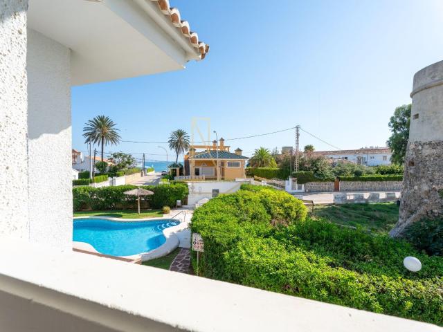 Descubra este fantástico dúplex renovado situado en la codic. 84m² Dénia