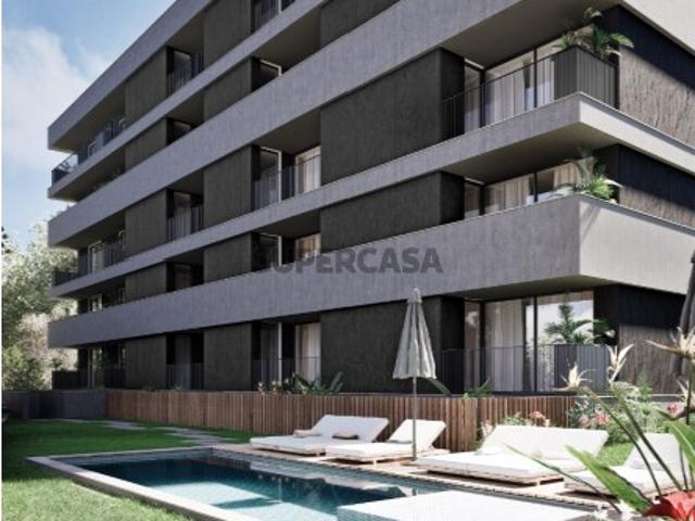Descubra este fantástico T1 situado no coração de São João da Madeira, ideal para quem procura conforto, tranquilidade e qualidade de vida