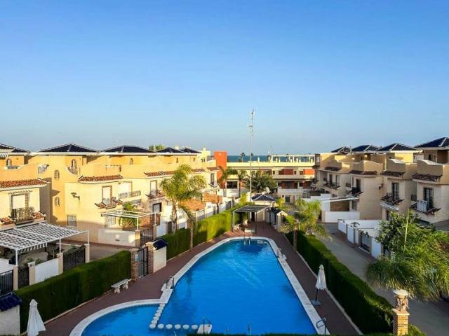 Descubra este tríplex reformado situado en Torre de la Horad. 110m² Pilar de la Horadada