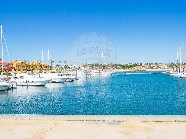 Descubra o excelente apartamento T0 com 45 m2, inserido na Marina Tivoli