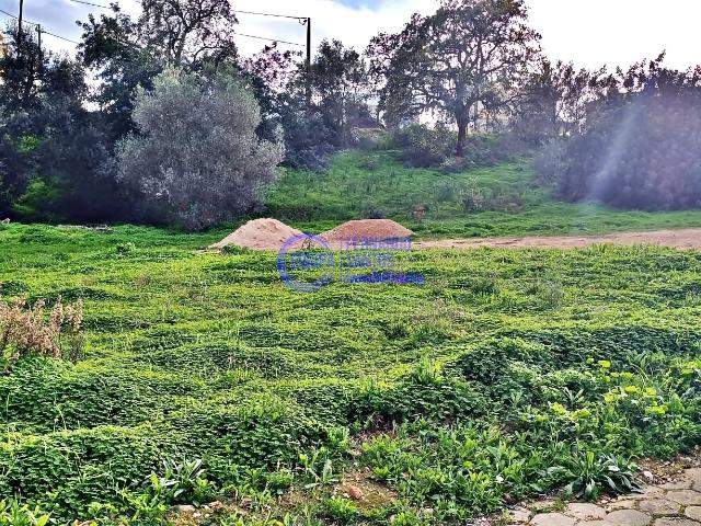 Descubra o potencial deste magnífico lote de terreno para construção urbana, situado na prestigiada Urbanização Valverdinho, no Algoz