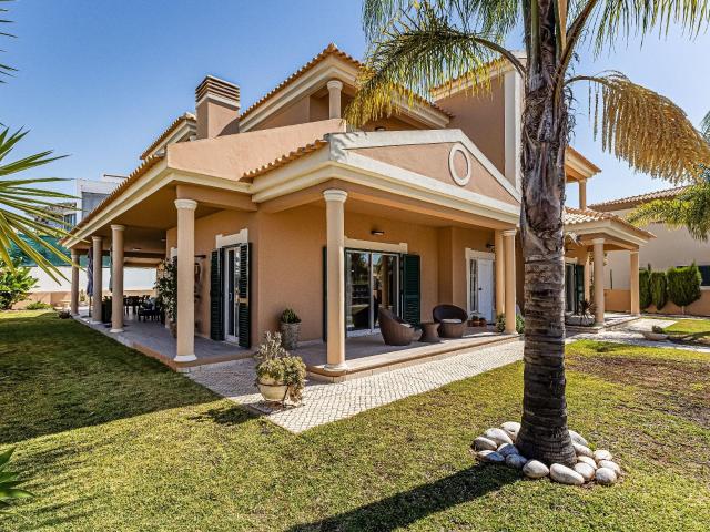Descubra o seu novo lar nesta deslumbrante moradia T3+1 com. 318m² Albufeira e Olhos de Água