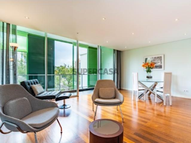 Descubra o Seu Refúgio no Funchal T2 Espaçoso com Varanda e Vista para Jardim