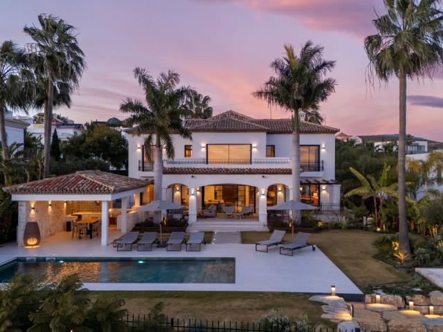 Descubre una exquisita villa andaluza moderna situada dentro. 551m² Benahavís