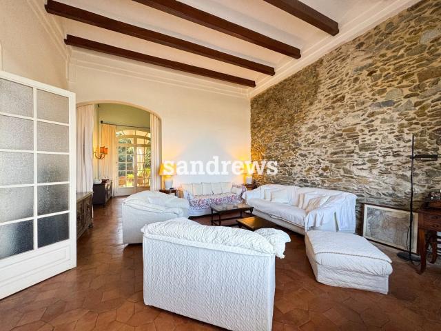 Descubre una propiedad absolutamente excepcional en primera. 280m² El Port de la Selva
