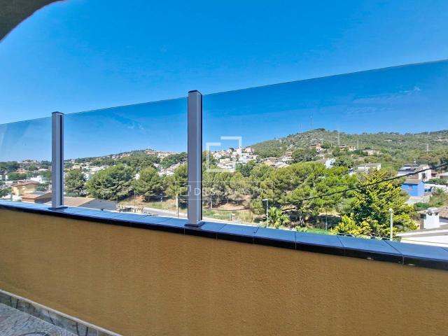 Descubre una propiedad única que combina vivienda, rentabili. 296m² Segur de Calafell