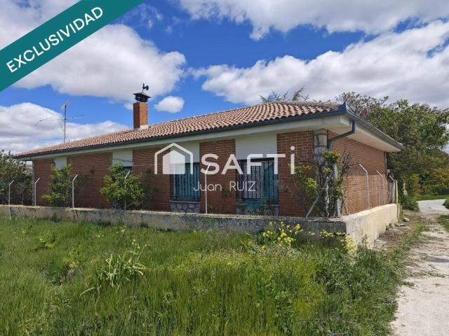 ¡Descubre el encanto! Casa con chimenea, porche y jardín