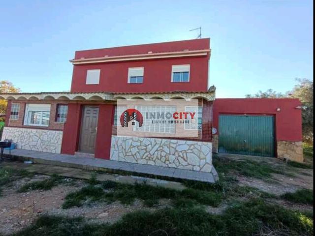 ¡Descubre el hogar de tus sueños en este impresionante chalet independiente!