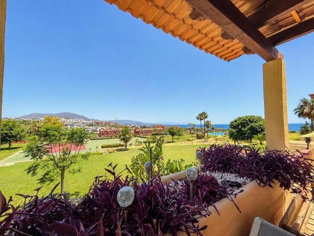Descubre esta magnífica casa pareada situada en la exclusiva. 190m² Manilva
