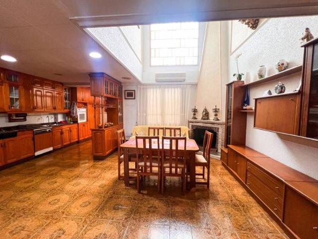 Descubre esta casa dúplex de 5 dormitorios y 3 baños en plen. 340m² Guardamar del Segura