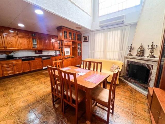 Descubre esta casa dúplex de 5 dormitorios y 3 baños en plen. 340m² Guardamar del Segura