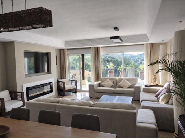 Descubre esta exclusiva vivienda de lujo situada en el prestigioso San Roque Club