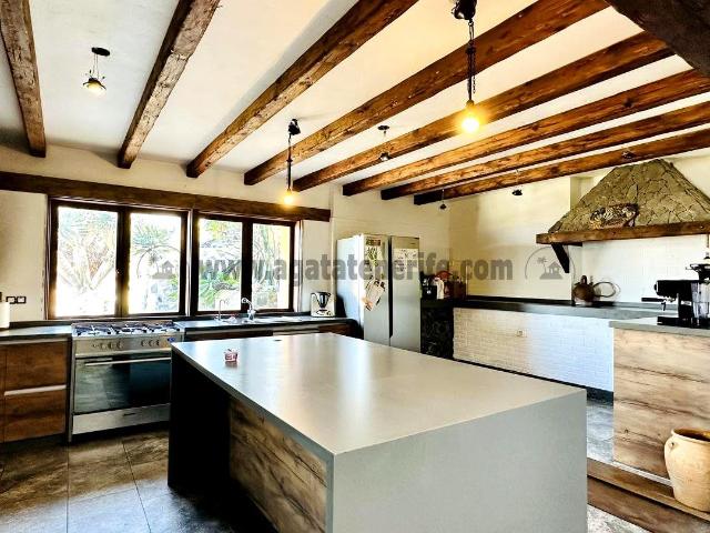 Descubre esta encantadora casa rústica con una superficie de. 257m² Los Realejos