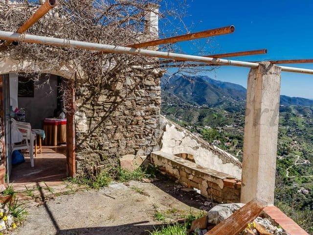 ¡Descubre esta encantadora finca rústica, situada a pocos mi. 184m² Cómpeta