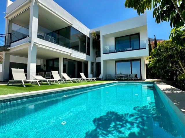Descubre esta espectacular villa de lujo situada en la prest. 268m² Adeje