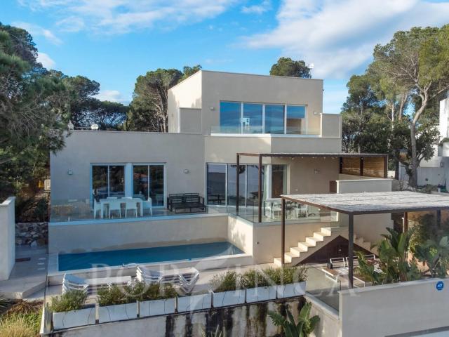 Descubre esta espectacular casa de estilo moderno ubicada en. 224m² Platja d'aro