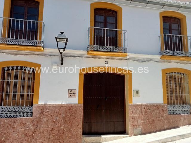 Descubre esta espectacular casa de pueblo ubicada en pleno corazón de Ardales!
