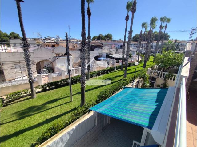 Descubre esta fantástica vivienda en la urbanización Lago Jardín 2, un lugar ideal tanto para disfrutar de tus vacacione