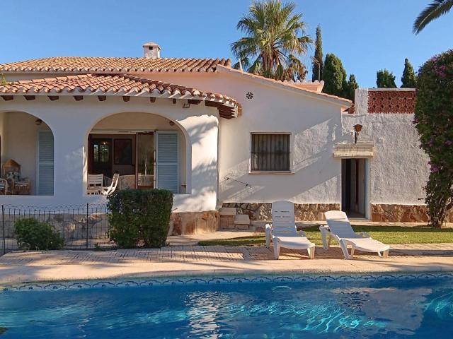 Descubre esta villa con encanto de solo una planta rodeada d. 120m² Dénia