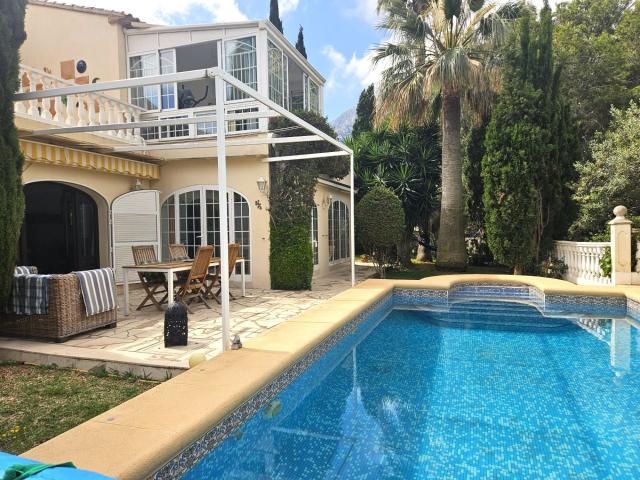 Entièrement rénovée avec goût, cette élégante villa sans vis. 192m² Dénia