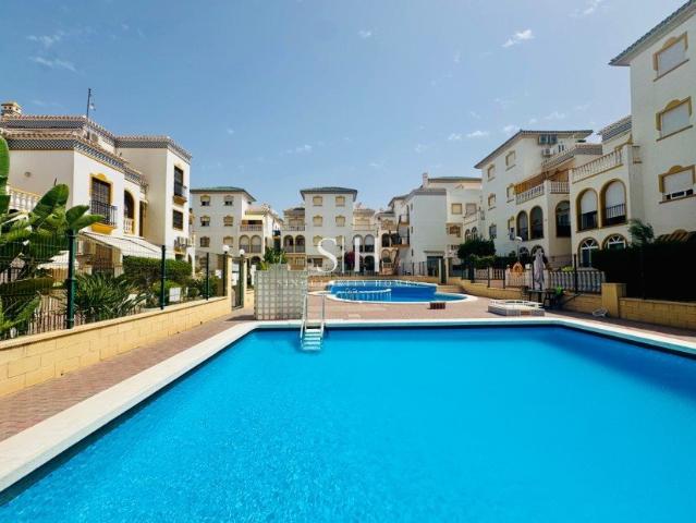Descubre este acogedor apartamento dúplex de 3 dormitorios y. 85m² Torrevieja