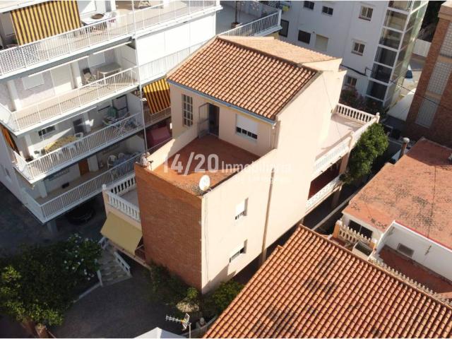 Descubre este amplio chalet de 3 alturas y 358 m² construidos