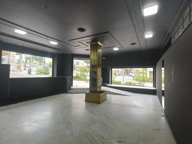 Descubre este elegante local en esquina, de 200m2 distribuid. 201m² Vigo