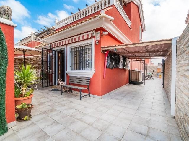 Descubre este encantador chalet pareado de estilo único ubic. 89m² Orihuela Costa