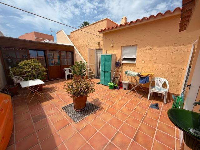 Descubre este encantador adosado situado en la zona de La Al. 56m² Els Poblets