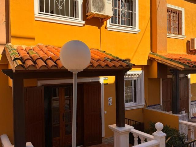 Descubre este encantador dúplex situado en la codiciada zona. 74m² Torrevieja