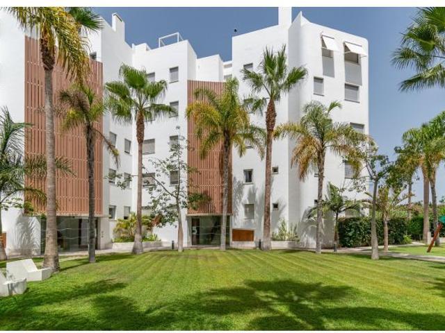 Descubre este espectacular apartamento ubicado en el prestigioso residencial Mar de Astrid, una joya