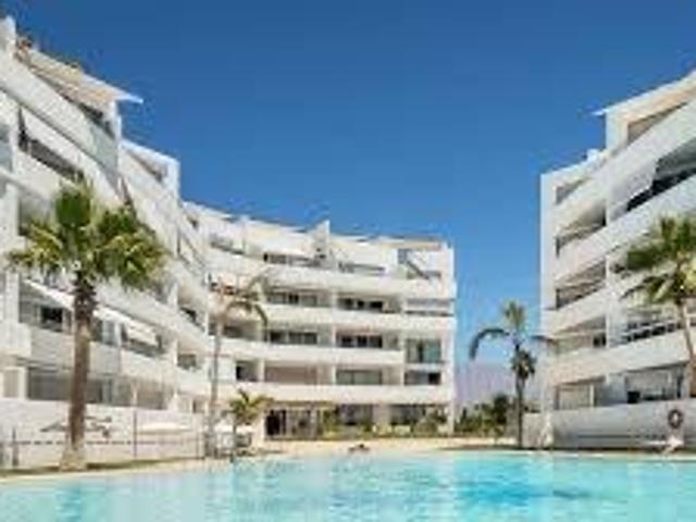 Descubre este espectacular apartamento ubicado en el prestigioso residencial Mar de Astrid, una joya frente a la hermosa playa Granada