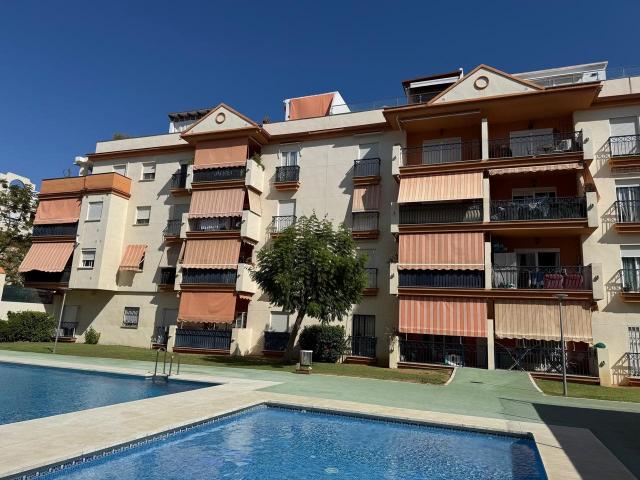 Descubre este fantástico ático de 4 dormitorios en pleno cen. 145m² Estepona