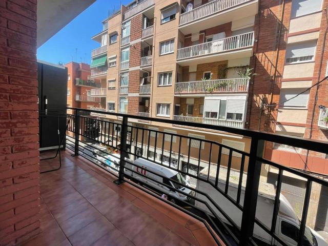 Descubre este fantástico piso con una ubicación privilegiada en pleno Sants