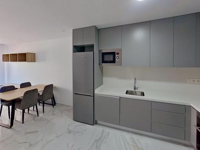 Descubre este impecable apartamento en el centro de Torrevieja, a solo 800 metros del mar