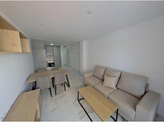 Descubre este impecable apartamento en el centro de Torrevieja, a solo 800 metros del mar. ?