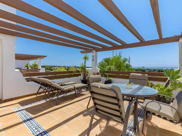 Descubre este luminoso ático con dos amplios dormitorios, id. 97m² Estepona