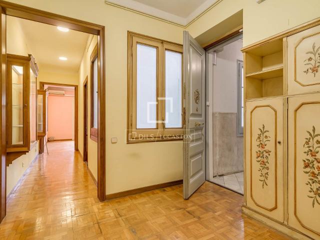 Descubre este piso con gran potencial en el corazón del Eixa. 120m² Barcelona